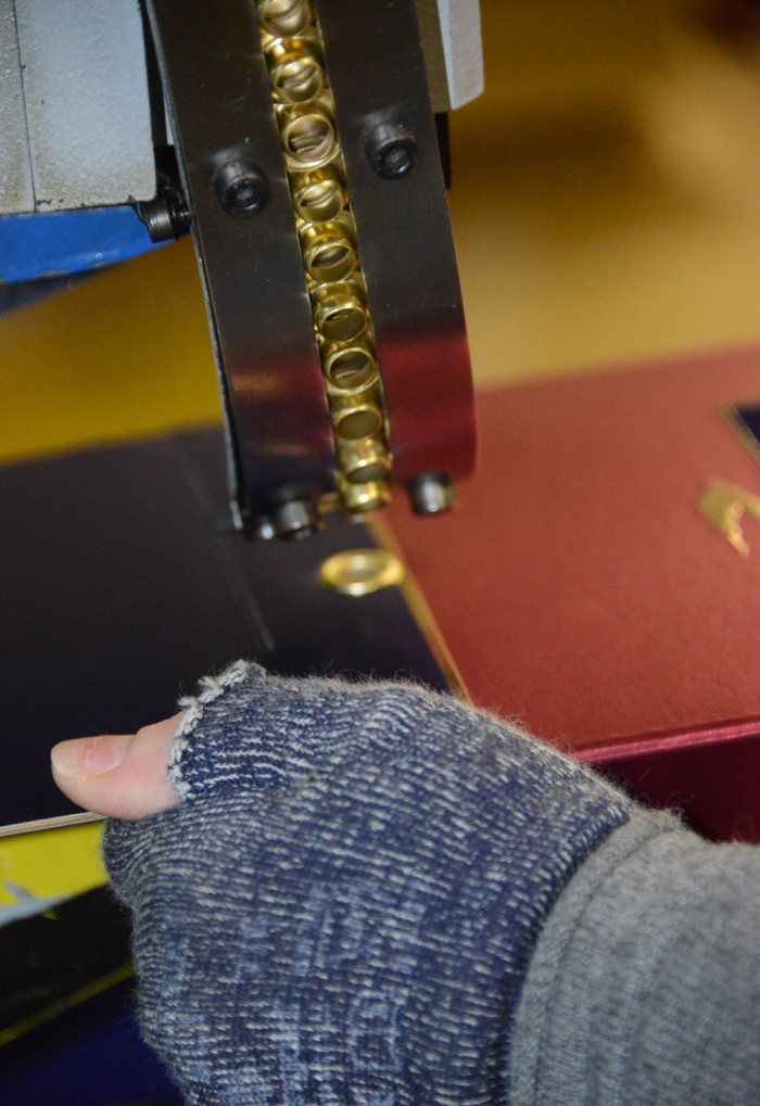 charente-packaging-pose-d'oeillets-rondelles